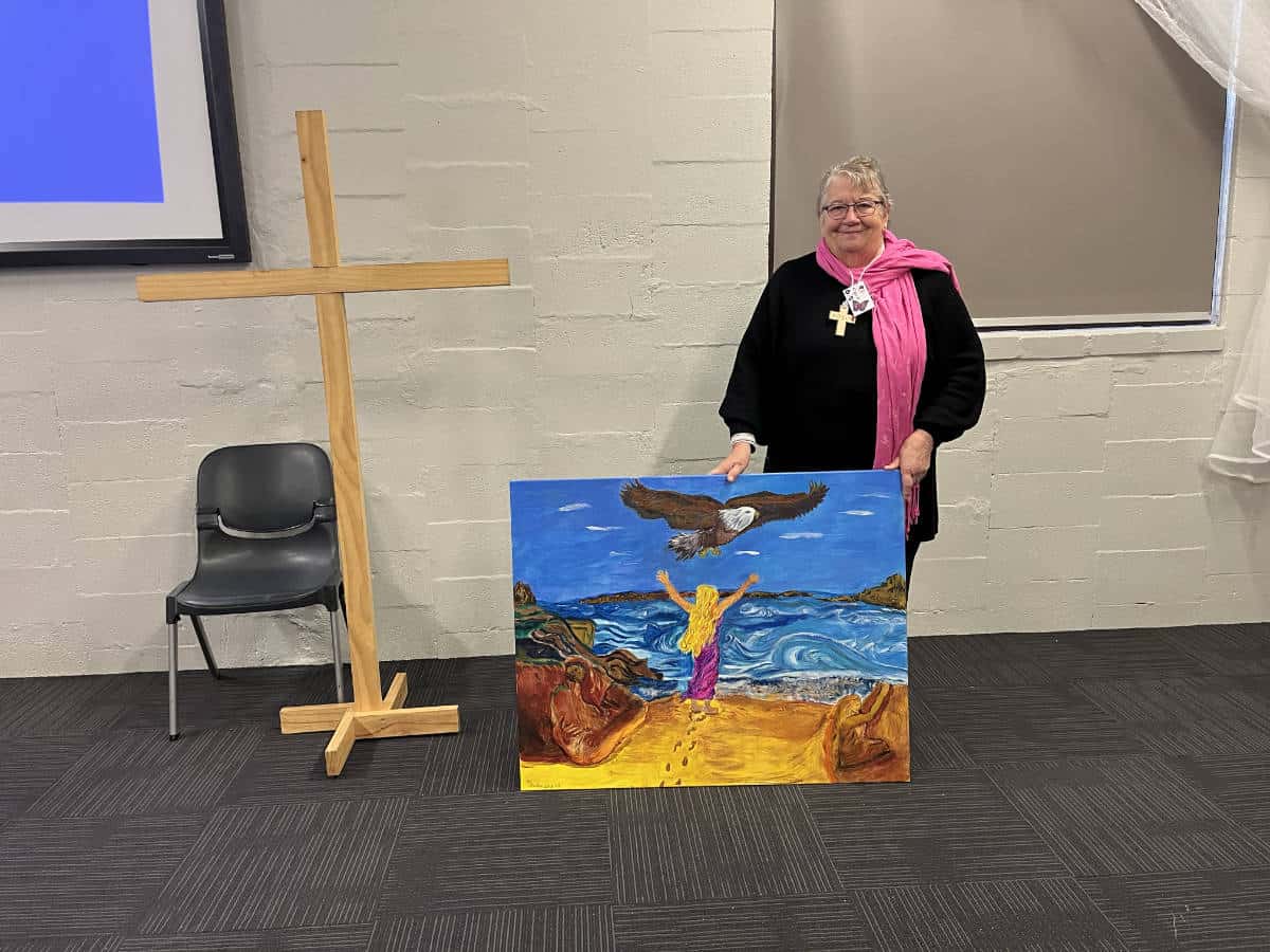 ko south coast leader annie bashford with her guest weekend theme painting